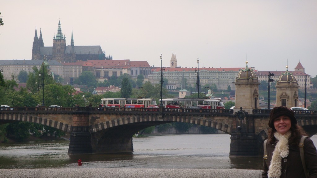 Raquel, a autora do Blog, no canto direito da foto. Atrás dela, uma das pontes de Praga com o castelo ao fundo