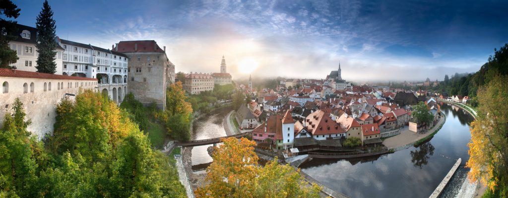 foto em estilo panorama de Cesky Krumlov, cidade medieval da República Tcheca