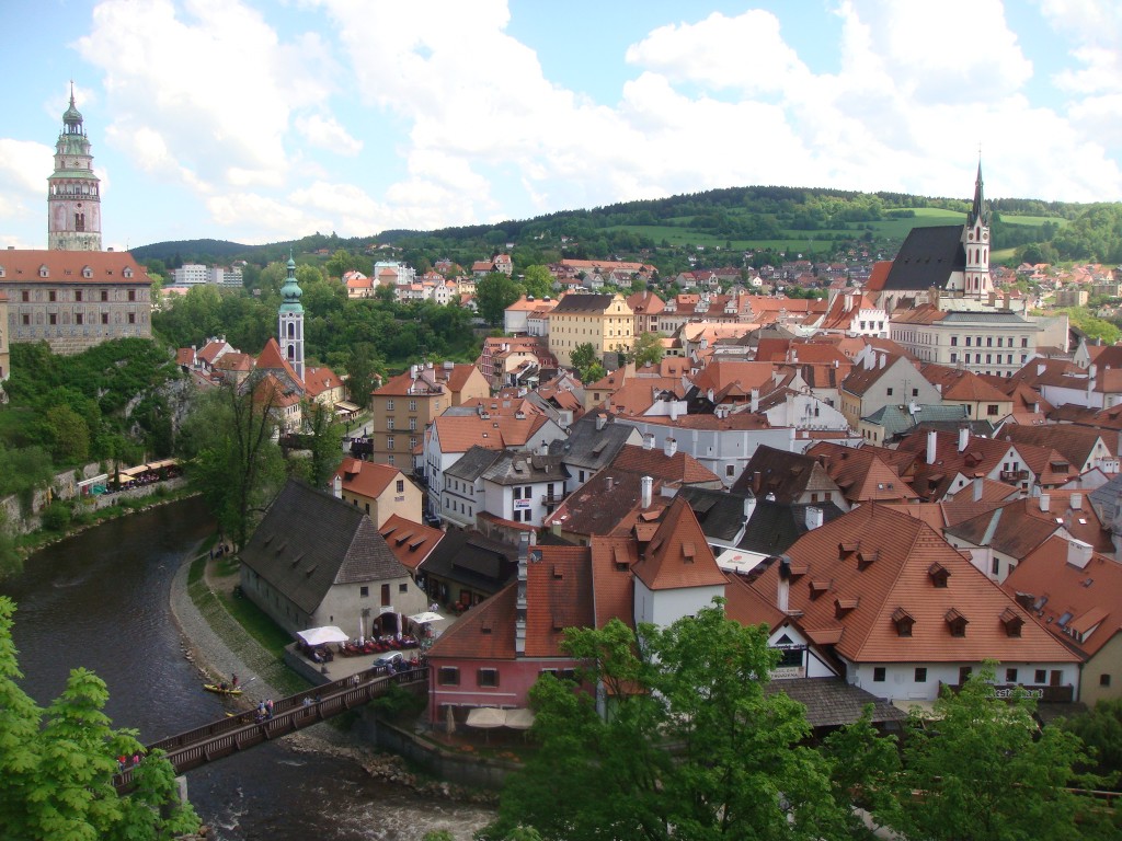 vista de uma pequena cidade tcheca medieval 