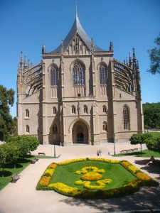frente de uma catedral gótica com um lindo e bem cuidado jardim