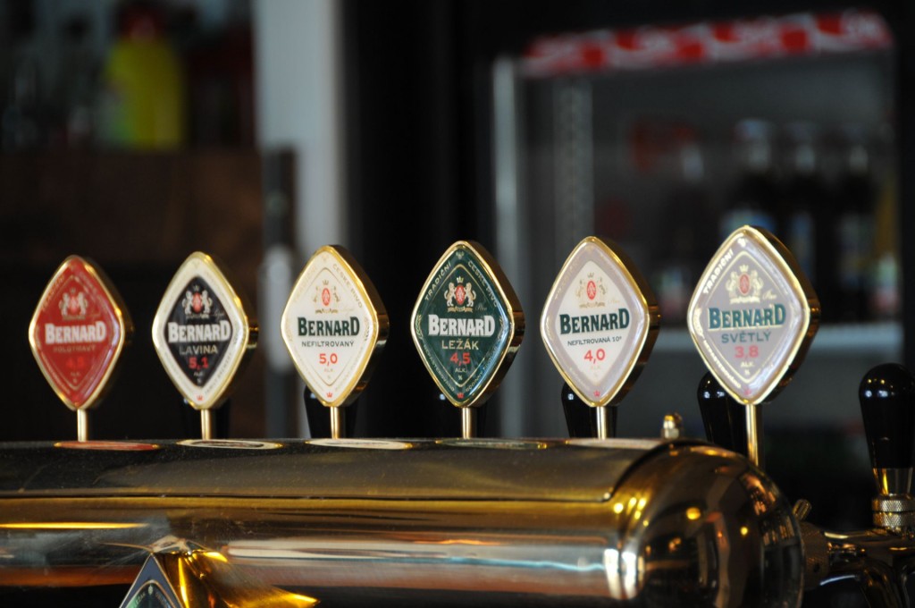 Balcão de bar com vários tipos de cerveja bernard servida em tanque