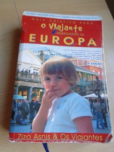Foto da capa do Guia O viajante independente na Europa. É uma menina de uns 4 ou 5 anos com o dedo no nariz em um famoso mercado de Londres