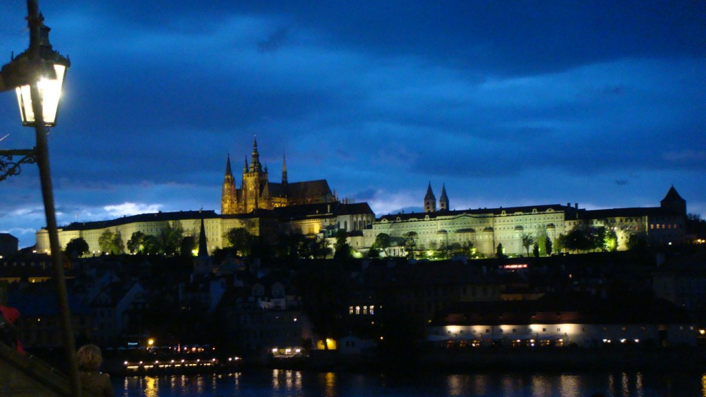 imagem do castelo de Praga no horizonte em um céu azul escuro no começo da noite