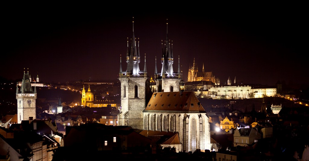 vista da cidade de Praga à noite com suas torres e igrejas iluminadas