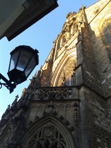 imagem da frente de uma catedral medieval vista bem de perto com o olhar para o topo