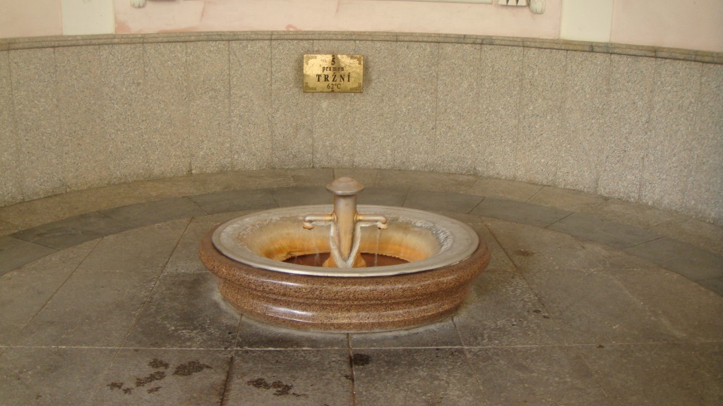 Fonte de água mineral histórica na cidade de Karlovy Vary