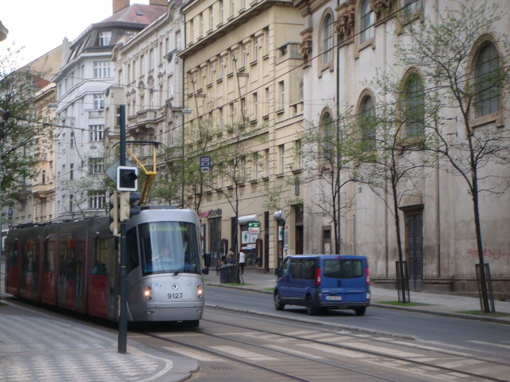 bonde elétrico moderno circulando nas ruas de Praga