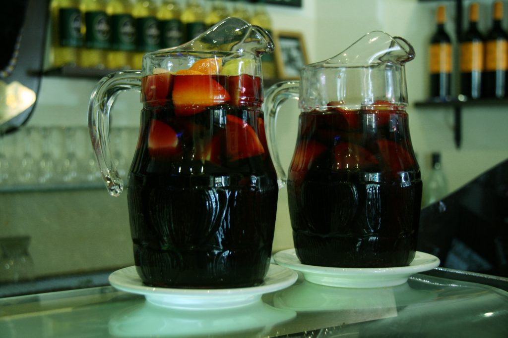 Duas jarras com um coktail espanhol chamado calimocho, que mistura vinho e coca cola