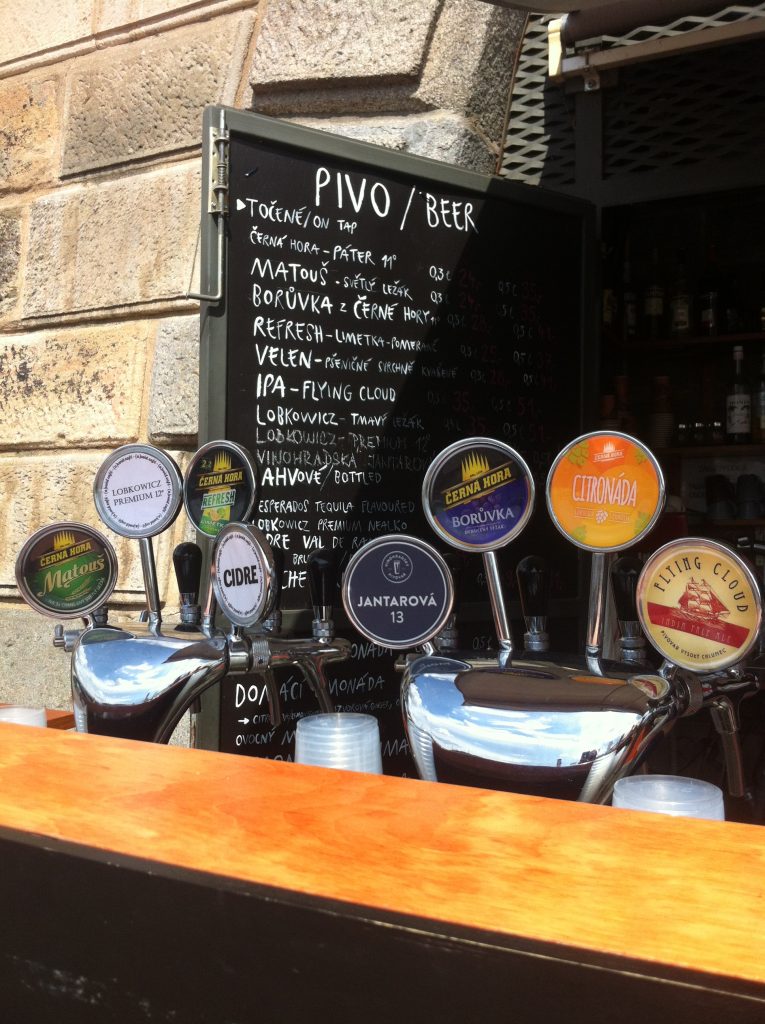 Variedades de cervejas servidas em bares de rua em Praga