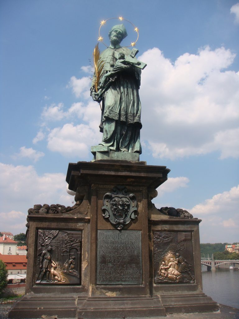 Estátua de São João Nepomuceno, santo tcheco com um arco de 5 estrelas em sua cabeça