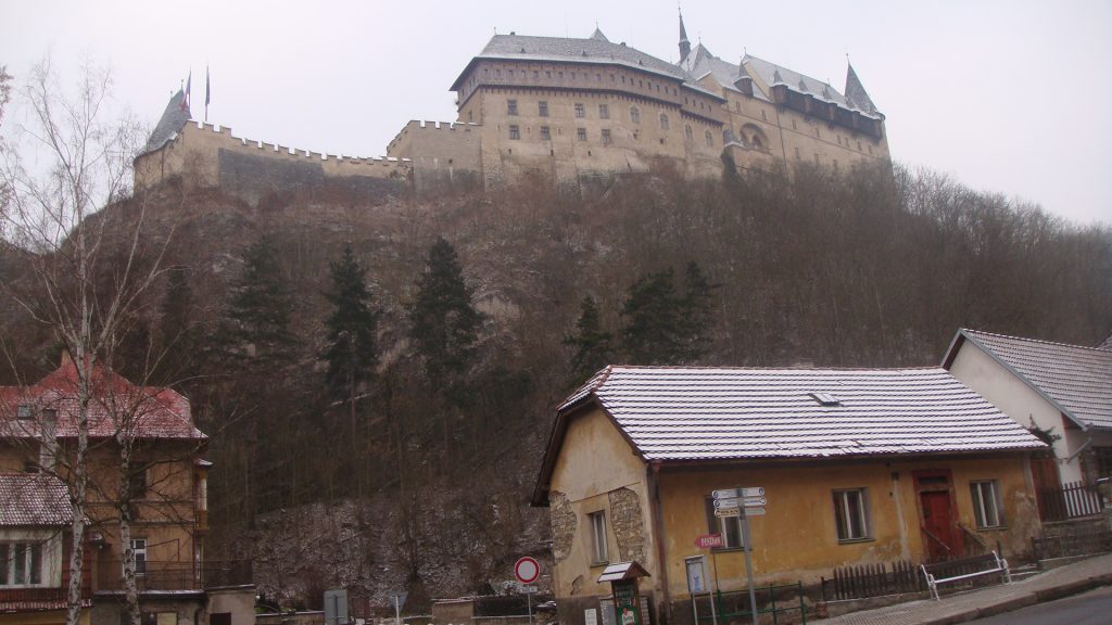 castelo medieval no alto de um morro