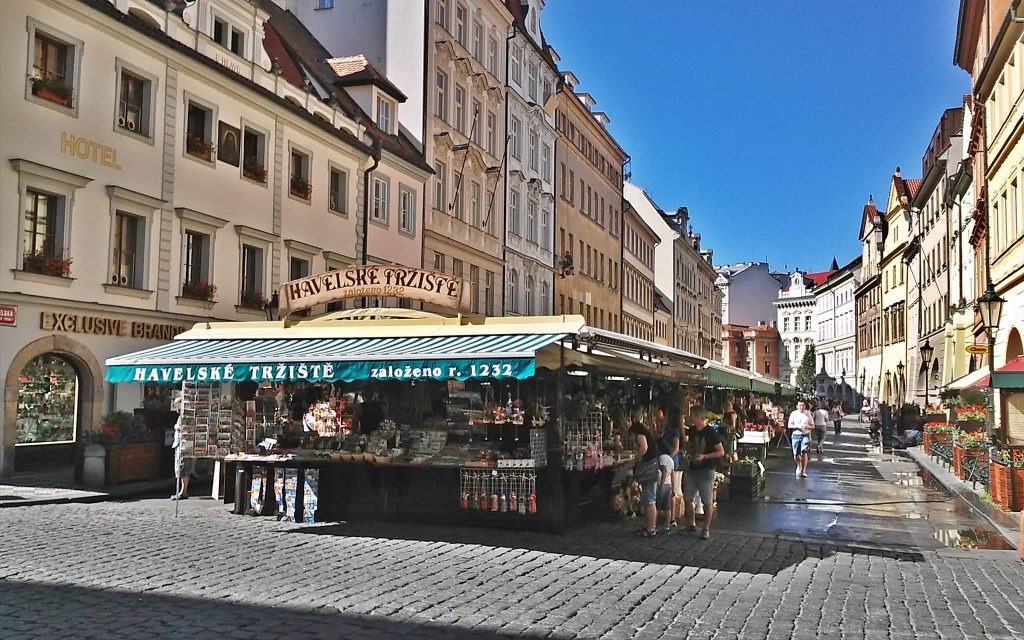 Feira de rua tradicional de Praga com várias barraquinhas em uma rua do centro histórico e antigo da cidade