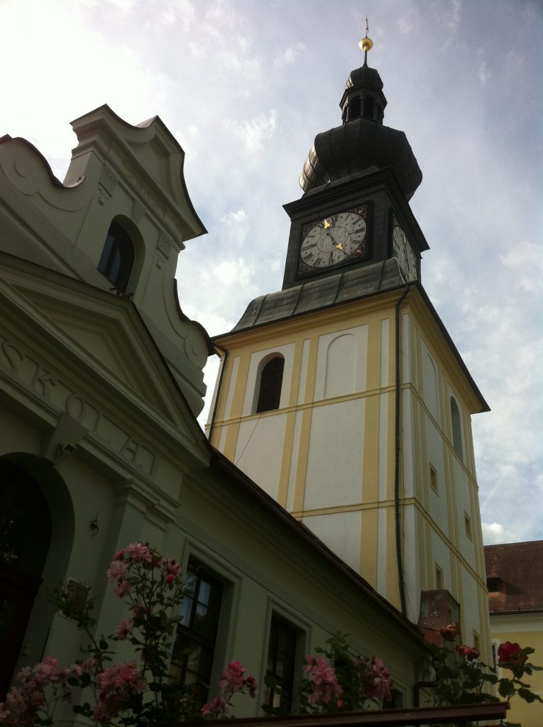 Torre com um relógio dentro do palácio Žďár