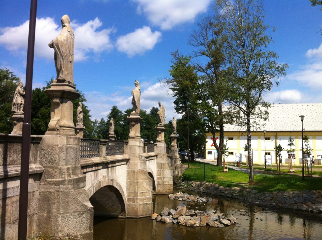 ponte medieval com estátuas de santos dos dois lados na cidade tcheca de Zdar nad Sazavou