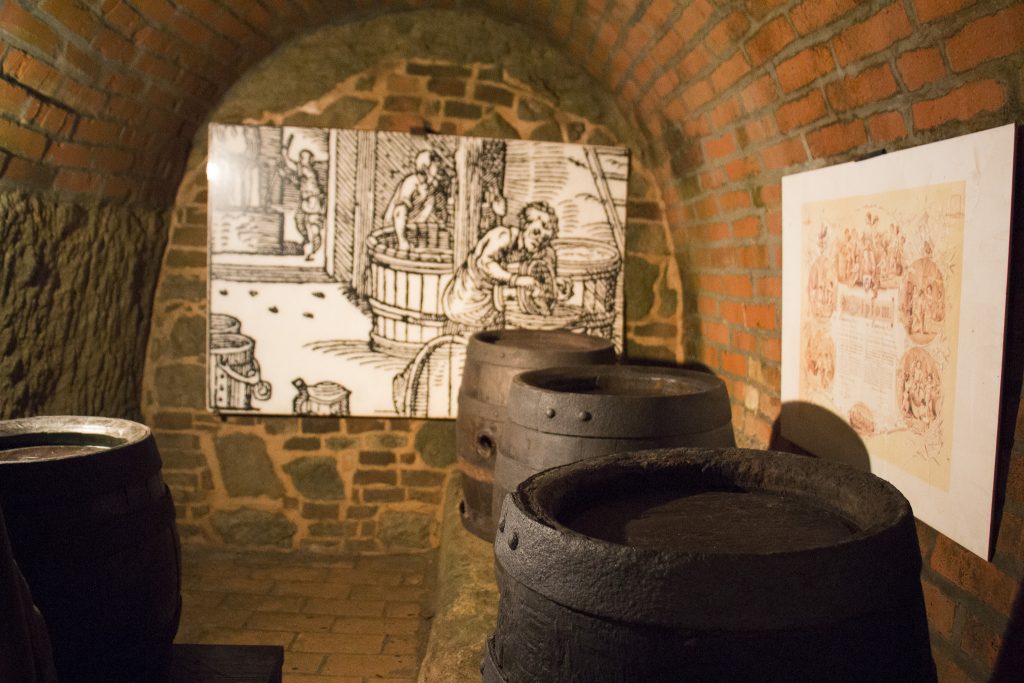 silos que guardam malte em espaços de uma cidade medieval subterrânea