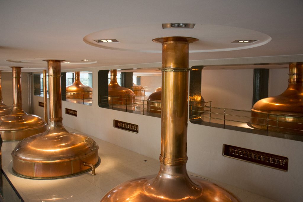 silos de metal em cor dourada para guardar a cerveja 