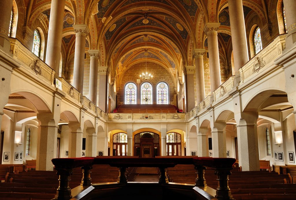 Interior da grande sinagoga de Pilsen construída em estilo mouro-romano