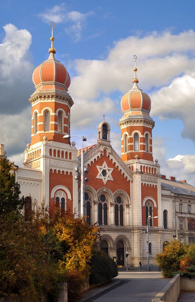Frente de uma grande sinagoga de 1888 em Pilsen, República Tcheca