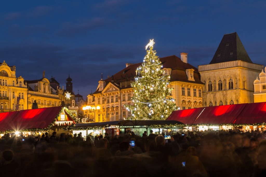 Árvore de Natal bem grande instalada na praça da Cidade Velha, no centro histórico de Praga