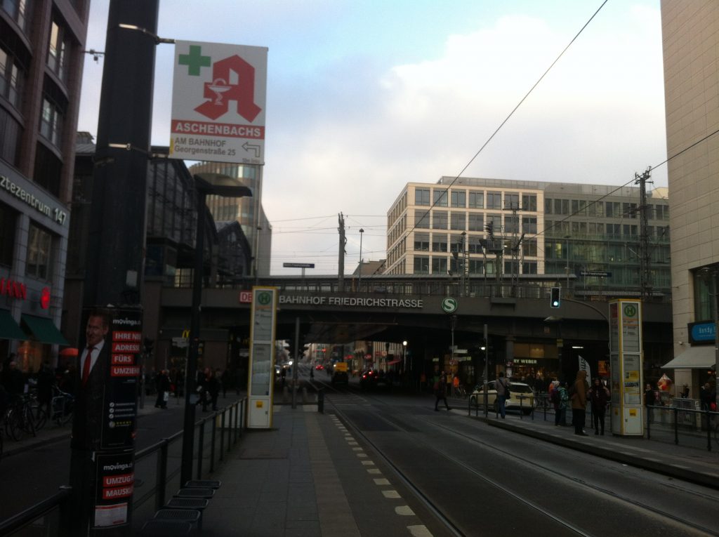 Rua na frente da estação Friedrichstrasse