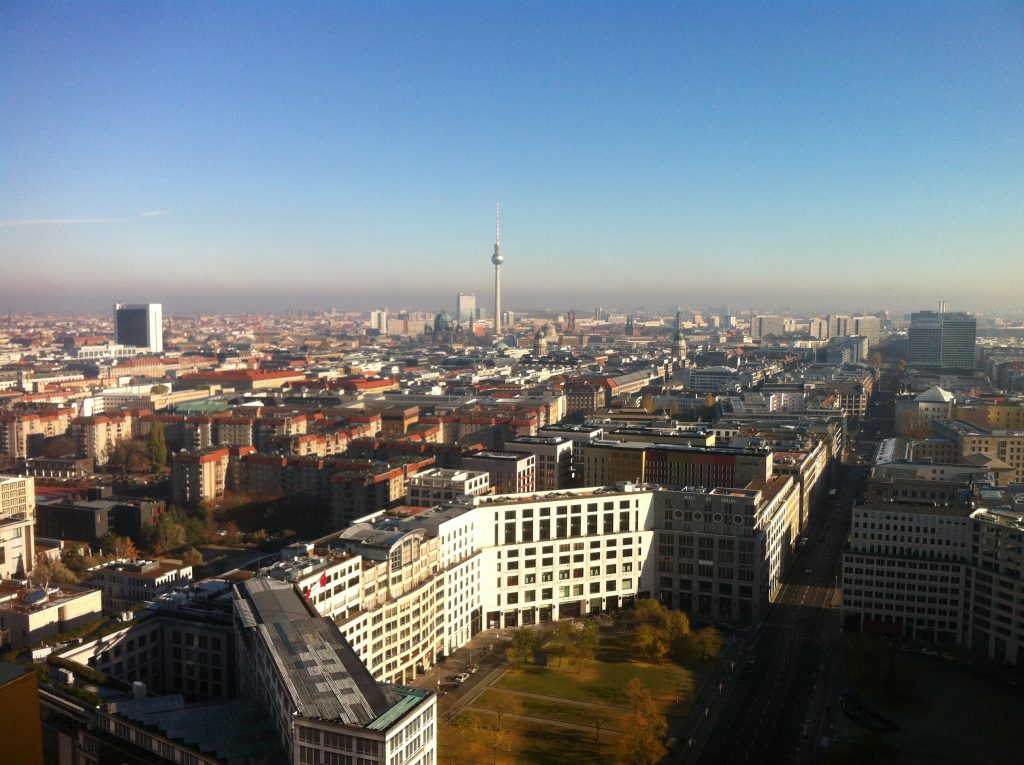 Vista de Berlim do alto de um edifício que chama Panorama Punkt