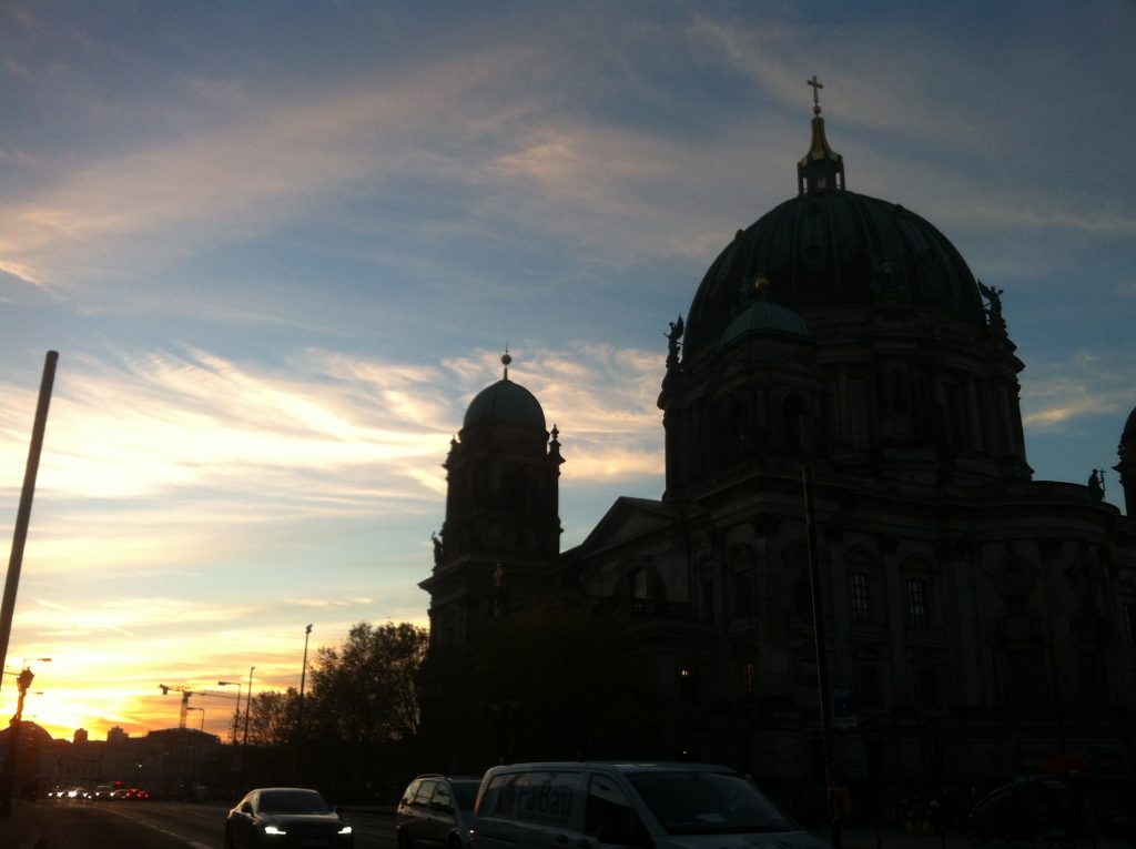 Céu de fim de tarde em Berlim com a catedral Berliner Dom ao fundo