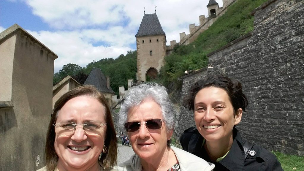 Clientes do blog, Maricê e dona Elci, acompanhadas da guia Ana Mejzr na visita ao castelo de Karlštejn