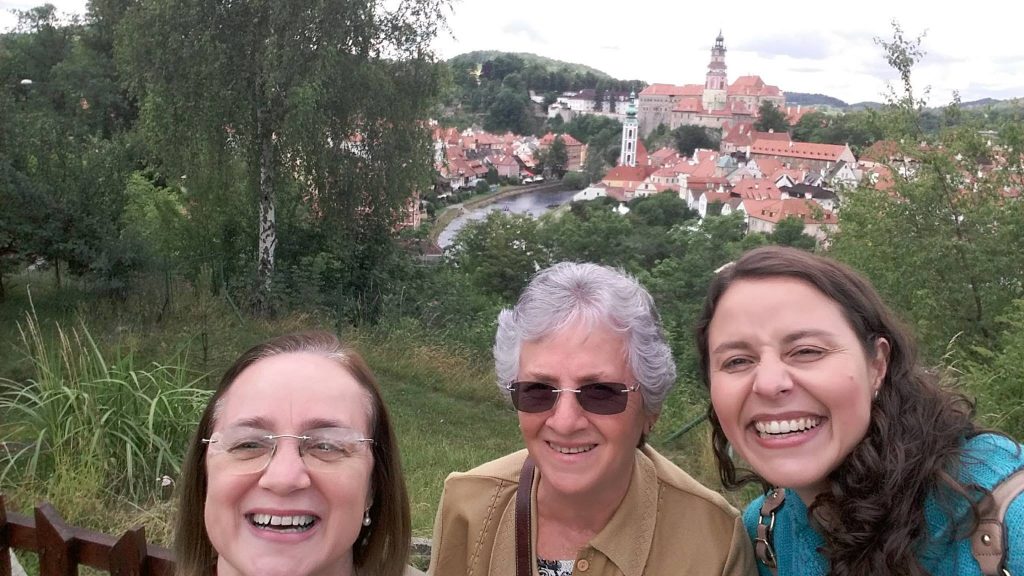 Clientes do Praga Boêmia, Maricê e dona Elci, comigo, ao fundo a cidade medieval de Český Krumlov