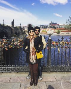 O casal de clientes Bruno e Aline durante o tour em português em Praga, República Tcheca