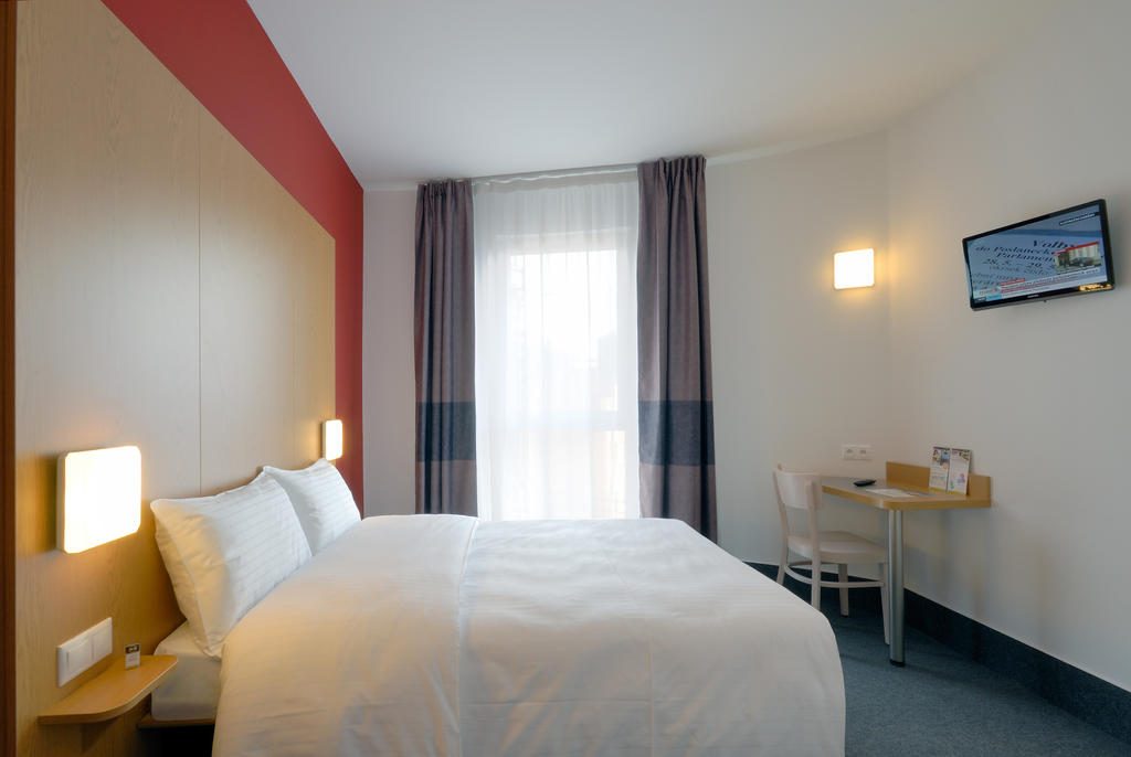 Quarto de hotel em Praga com decoração mais padrão, estilo Ibis