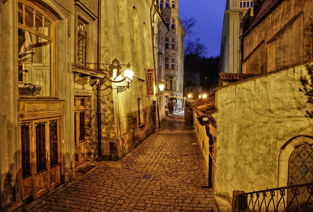 Rua que dá acesso a Velha-Nova Sinagoga em Praga