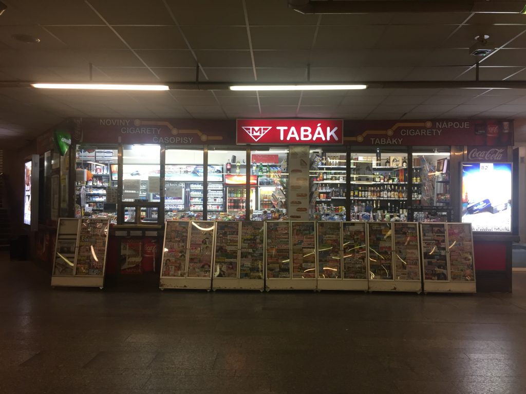 Tabacaria instalada no espaço interno do acesso ao metrô de Praga