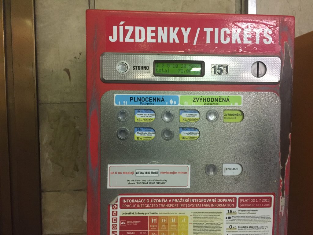 Máquina automática que vende tickets para o transporte público de Praga