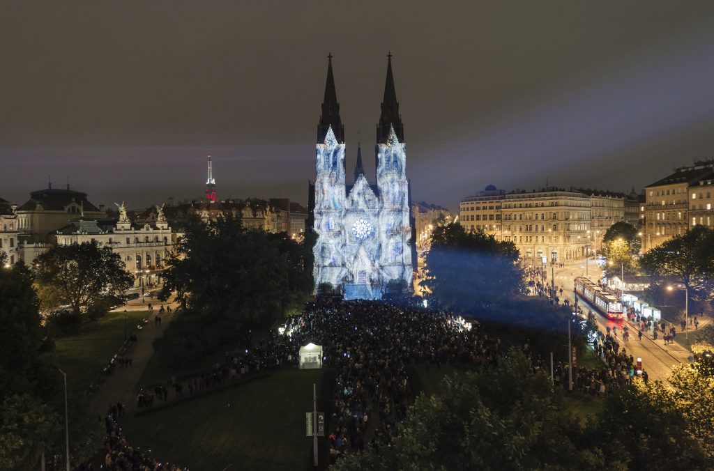 Igreja da praça de Namesti Miro, em Praga, iluminada de forma diferente e criativa pelos artistas do Signal Festival