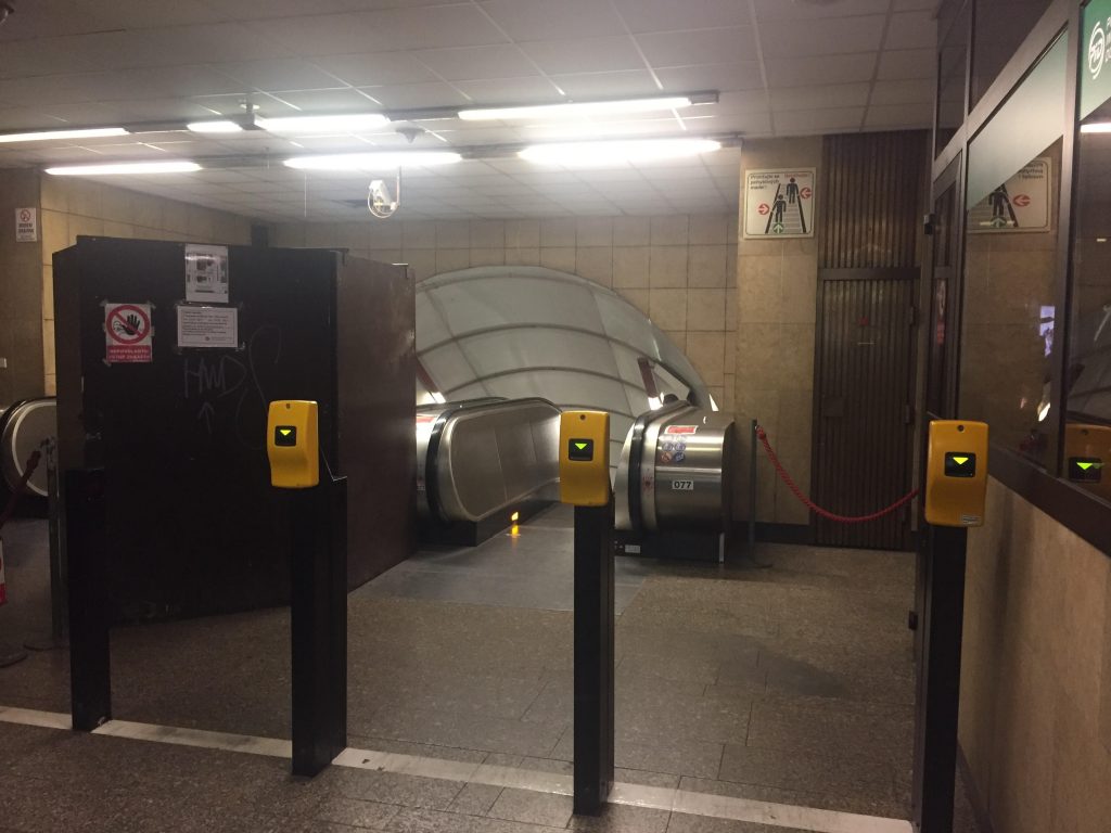 Máquinas amarelas que ficam em frente a escada de acesso ao metrô. Antes de descer, certifique-se que carimbou os tickets. 