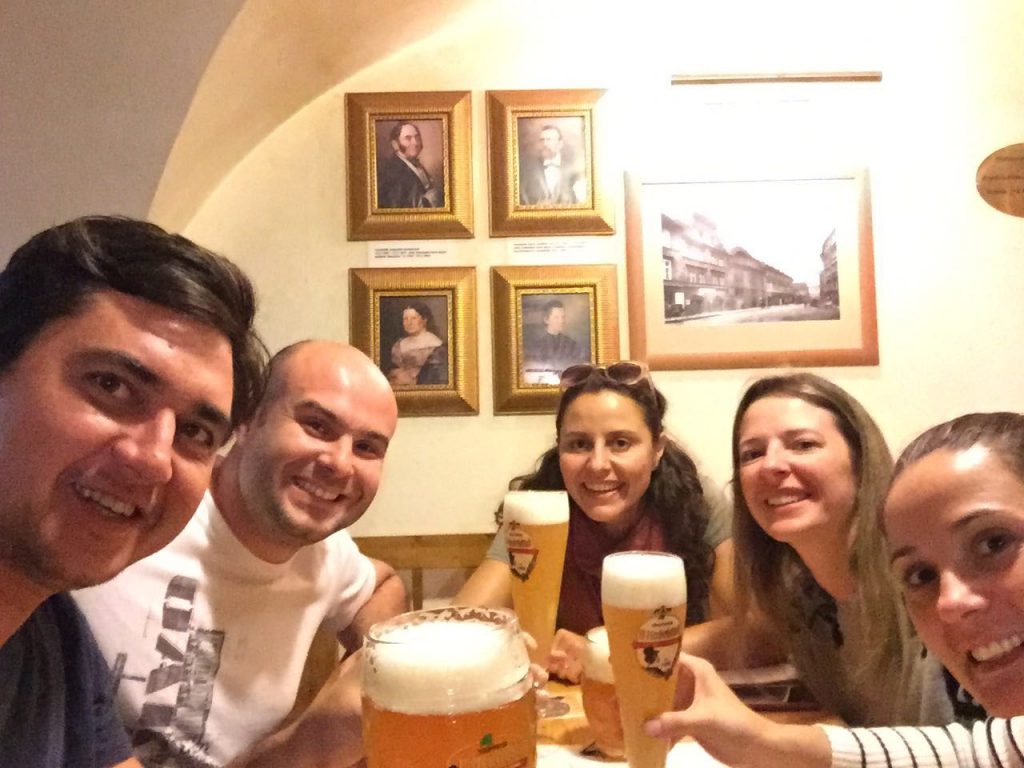 Beer tour em português com os clientes - Gustavo, Rafael, Veridiana e Helena - acompanhados da Raquel, autora do blog Praga Boêmia