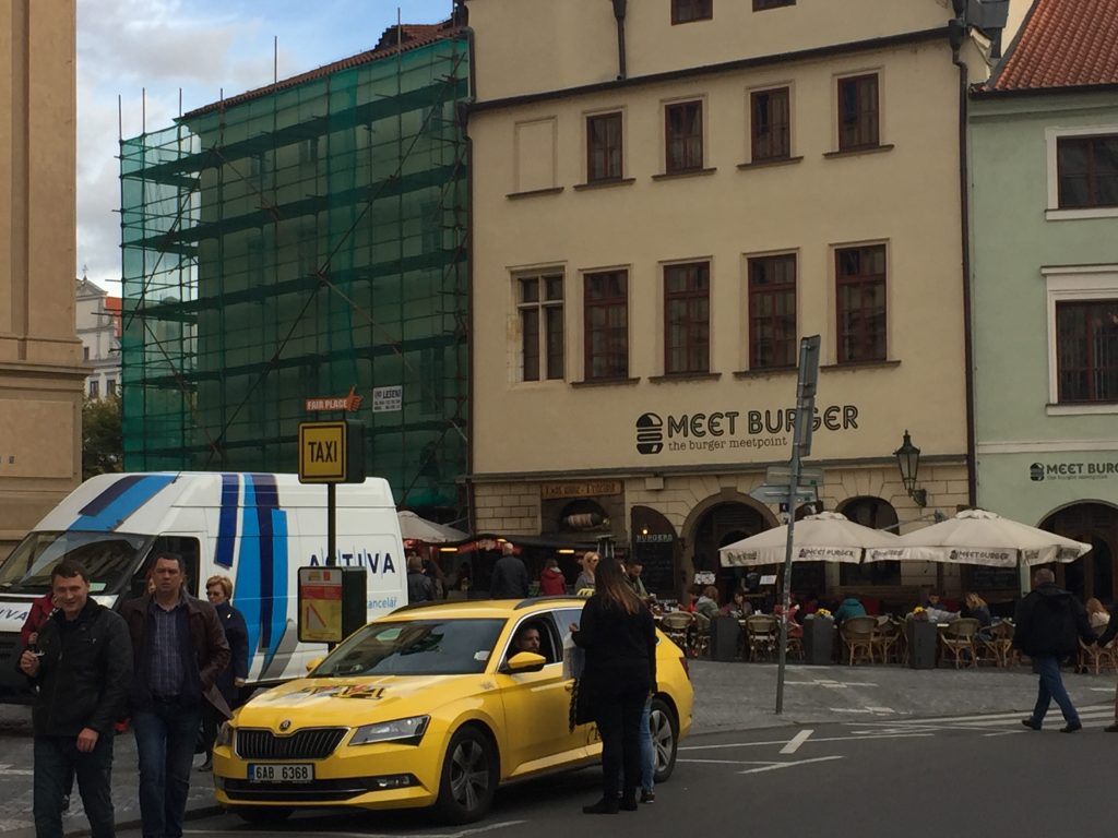 Carro da empresa de taxi AAA parado no ponto de táxi, em Praga