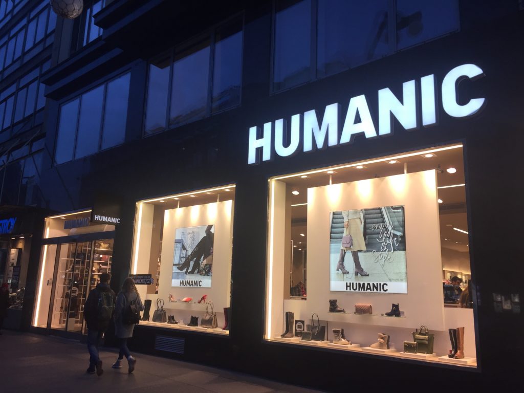 Fachada da loja de calçados Humanic, em Praga