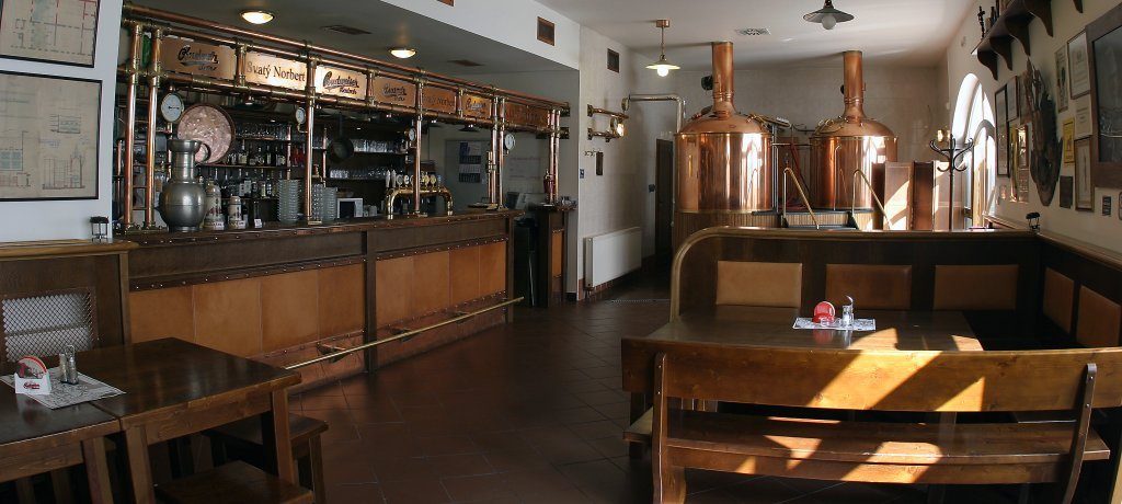 Hall de entrada da cervejaria de Strahov com dois tanques para armazenar a cerveja própria fabricada no local