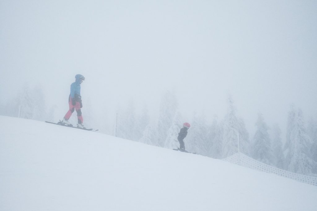 Pessoas esquiando na Rep. Tcheca