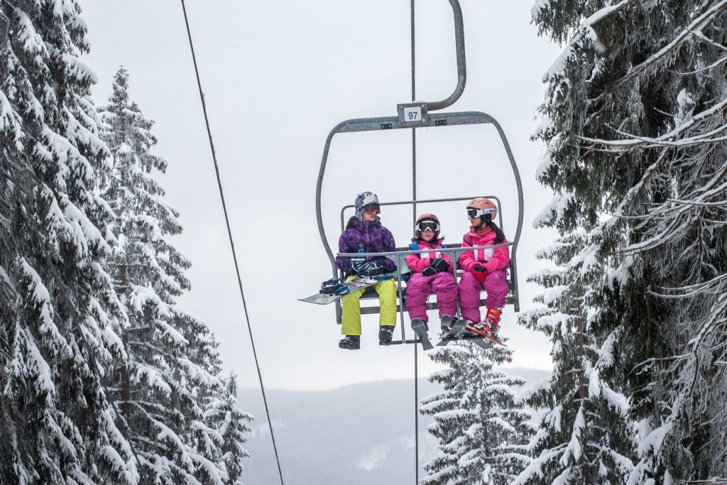 Pessoas usando o teleférico para subir a montanha para esquiar
