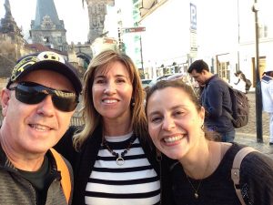Ralf e Sandra, clientes do Praga Boêmia, comigo pela chamada Veneza de Praga