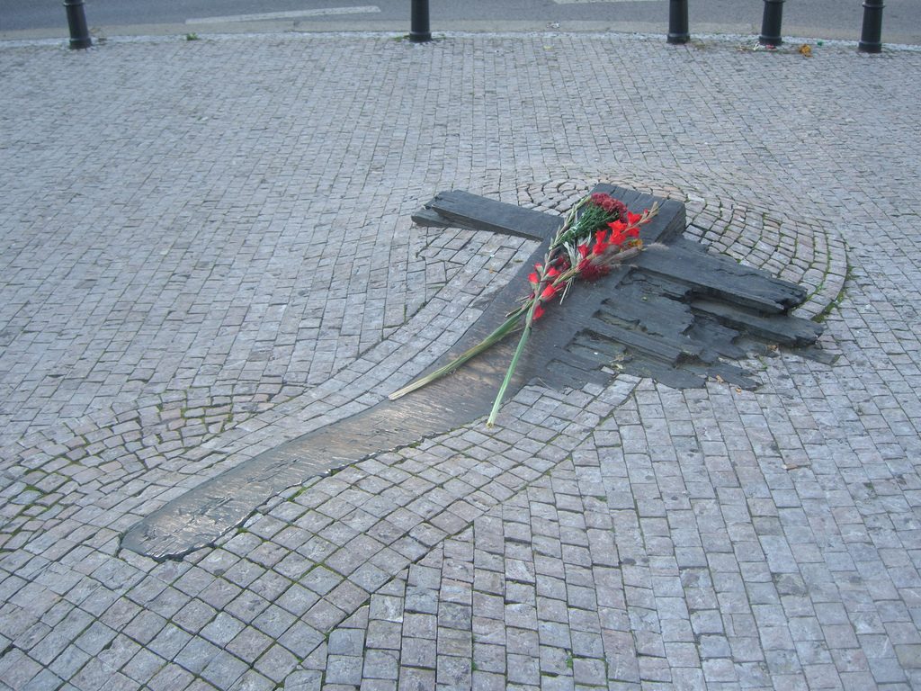 Cruz em elevação na calçada em frente ao edifício do Museu Nacional de Praga em homenagem a memória de Jan Palach