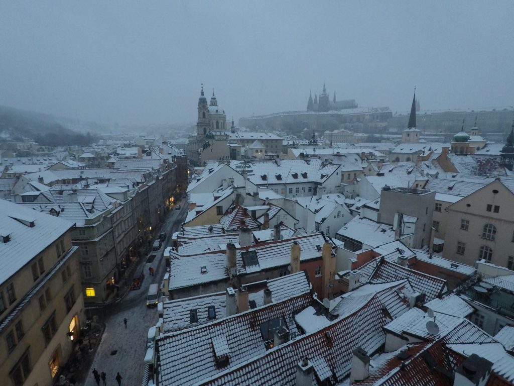 Dia típico do inverno tcheco: nublado, com pouca luz e neve em cima dos edifícios