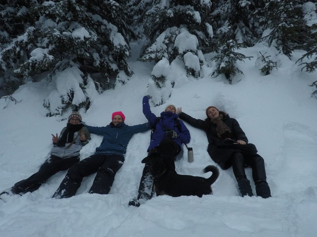 Meninas deitada na neve na montanha da cidade de Pec pod Sněžkou