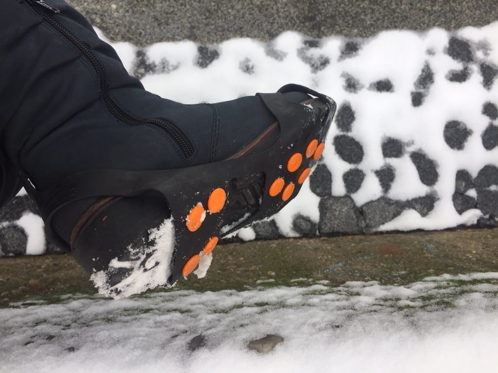 Garras nas botas para não escorregar na neve 