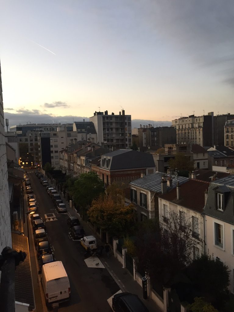 Fim de tarde em um bairro de Paris: vista do quarto do hotel