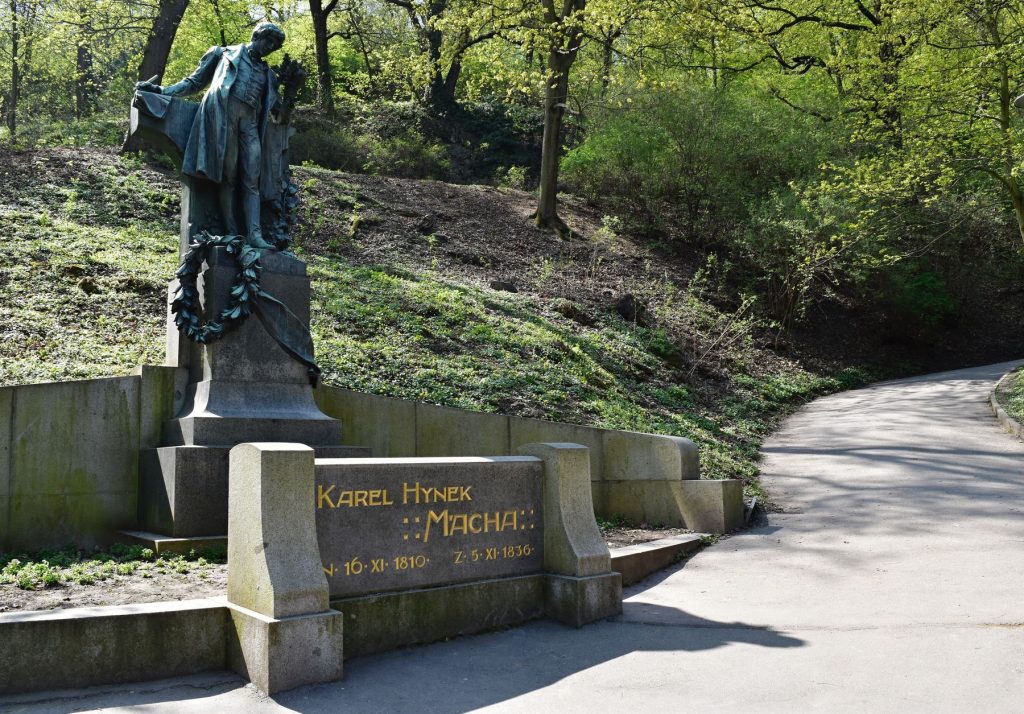 Estátua do poeta Karel Macha, representante do romantismo tcheco