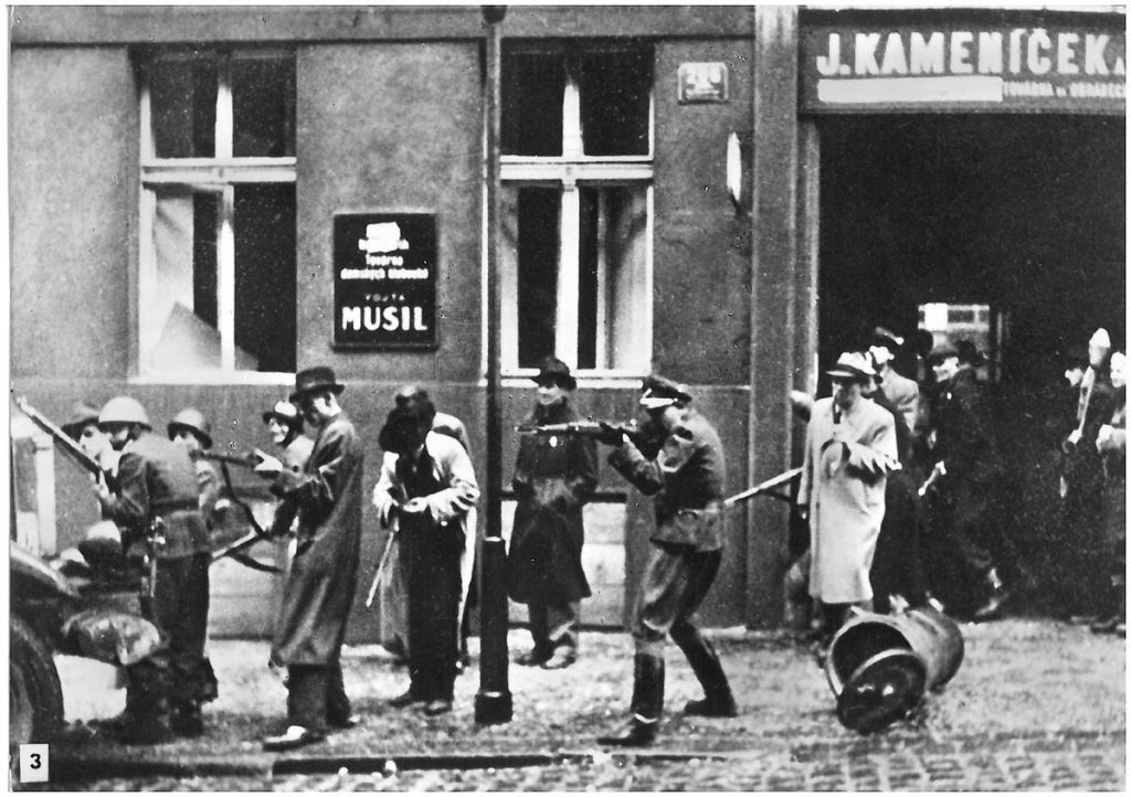 Imagens preto e branco do Levantamento de Praga no dia 08 de maio de 1945