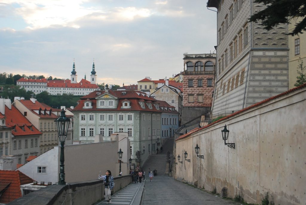Rua histórica de Praga com edifícios bem conservados